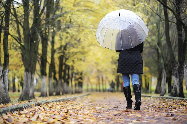 Jeune fille en promenade dans le parc en automne