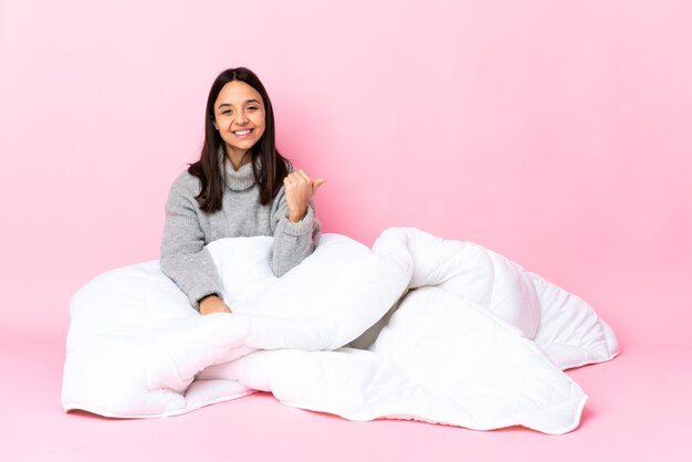 Jeune fille en pyjama sur fond isolé