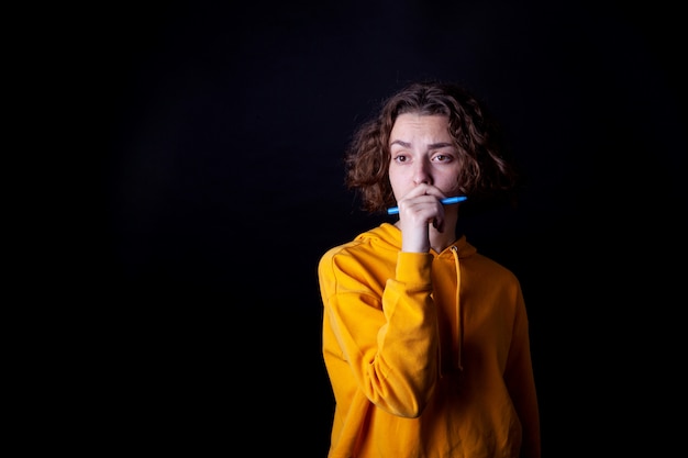 Jeune fille qui pose en studio