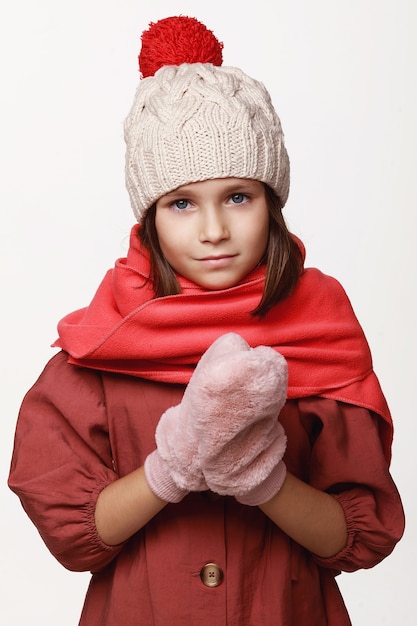 La jeune fille qui se remet de rire dans une veste, une casquette, des gants, une maladie, le rhume, la grippe, l'hiver, l'automne