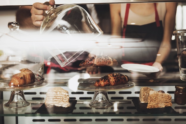 Une Jeune Fille Reçoit Un Croissant D'une Vitrine