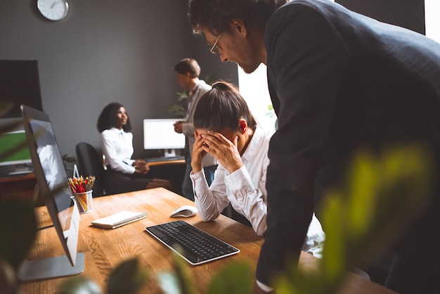 La jeune fille regrette l'erreur commise dans le projet devant le mentor senior, les employés travaillent dur i...