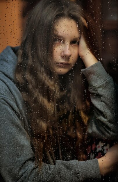 Photo jeune fille reste à la maison quarantaine humeur dépression d'automne peur solitude