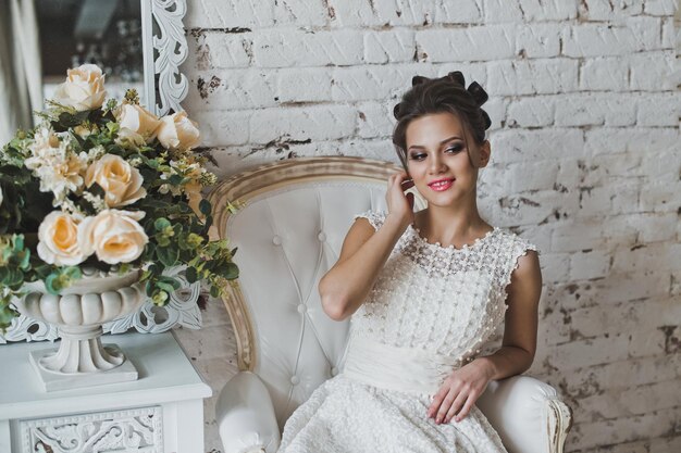 La jeune fille en robe blanche d'été 2592