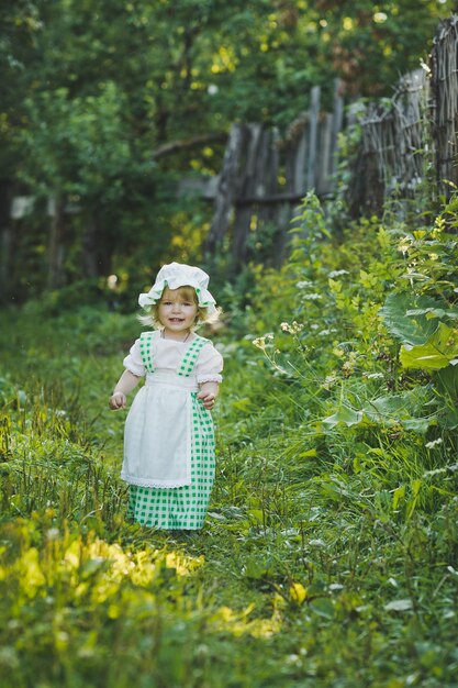 Jeune fille en robe à pois verts dans le jardin 4653