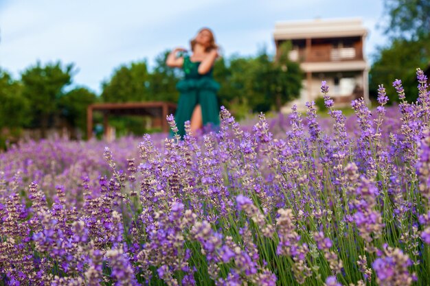 Jeune Fille En Robe Verte Posant Sur Champ De Lavande