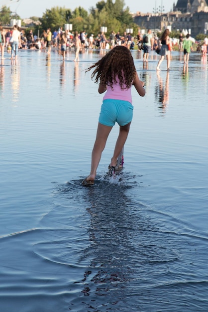 Jeune fille avec des rollers dans l'eau