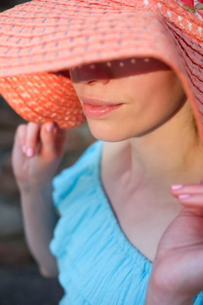 Photo jeune fille rousse au gingembre vêtue d'un chapeau de couleur ñ orale et d'une robe bleue en été portrait rapproché