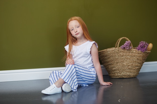 Jeune fille rousse aux longs cheveux magnifiques et aux grands yeux bleus. Des cheveux couleur de feu flottant dans le vent