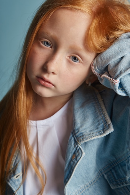 Jeune fille rousse aux longs cheveux magnifiques