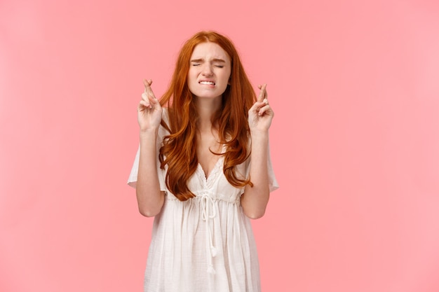 jeune fille rousse avec les doigts croisés