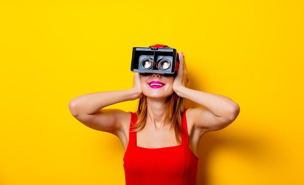 Photo jeune fille rousse avec des lunettes de réalité virtuelle