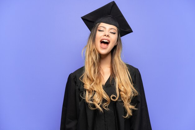 Jeune fille russe diplômé universitaire isolé sur fond blanc en riant