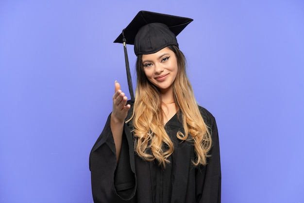 Jeune Fille Russe Diplômée Universitaire Isolée Sur Fond Blanc Se Serrant La Main Pour Conclure Une Bonne Affaire