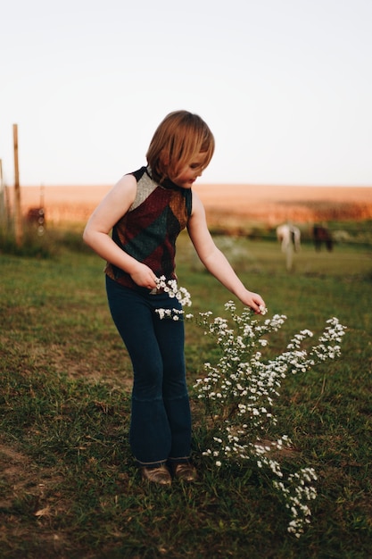 Une jeune fille s&#39;amuse à la ferme