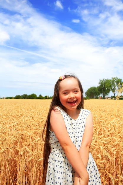 Jeune fille s'amuser dans le champ de blé