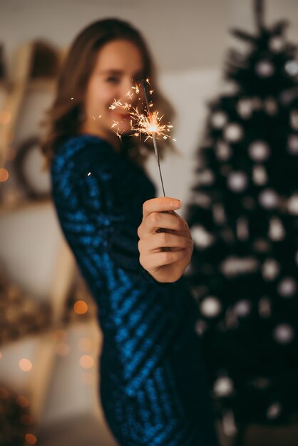 La jeune fille salue la nouvelle année. Noël