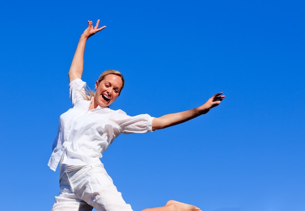 Photo jeune fille sautant dans un parc