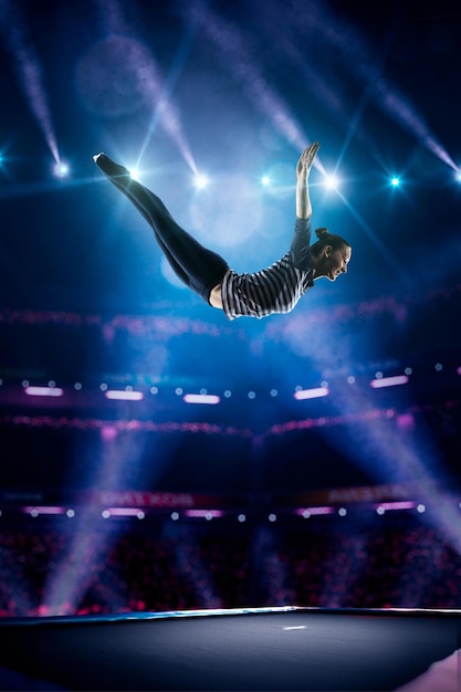 Jeune fille saute sur le trampoline