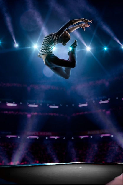 Jeune fille saute sur le trampoline