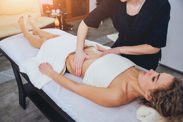 Jeune fille se détend dans le spa.