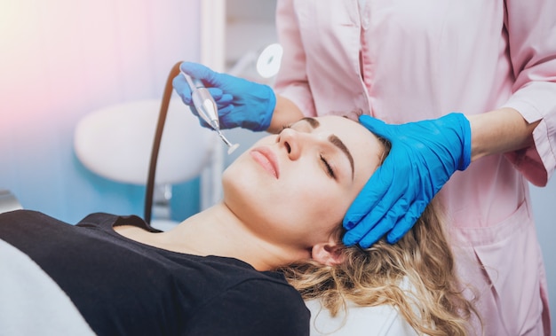 Jeune fille se détend dans le spa.