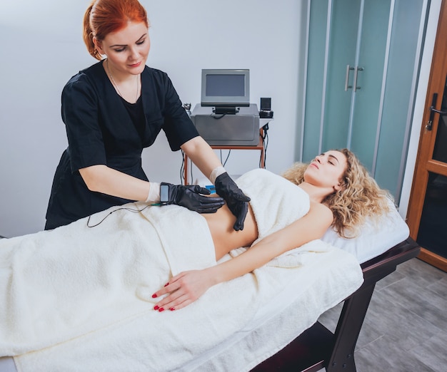 Jeune fille se détend dans le spa.