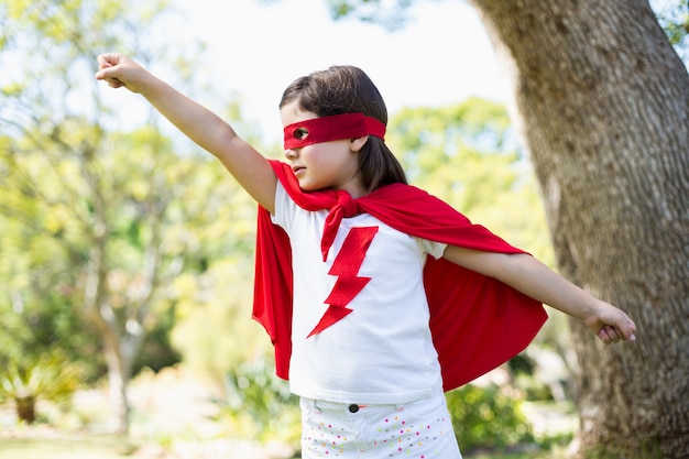 Photo jeune fille se faisant passer pour un super-héros