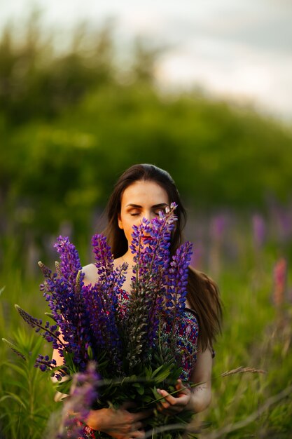 Jeune fille se tient dans le champ donnant sur le champ de lavande. Sourire, caucasien, insouciant, girl, robe, apprécier, Coucher soleil