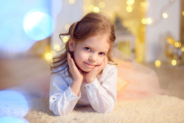 Jeune fille se trouve près d'un arbre de Noël