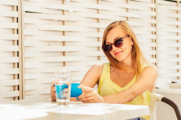 Jeune fille, séance table, et, utilisation, smartphone