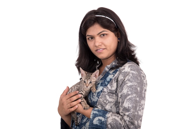 Jeune fille séduisante avec chat sur fond blanc