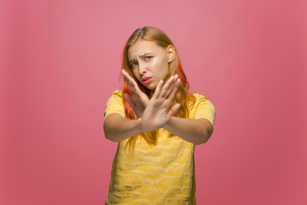 Une jeune fille sérieuse a croisé les mains en disant qu'il n'y avait pas d'avertissement pour arrêter la querelle de communication en déclin