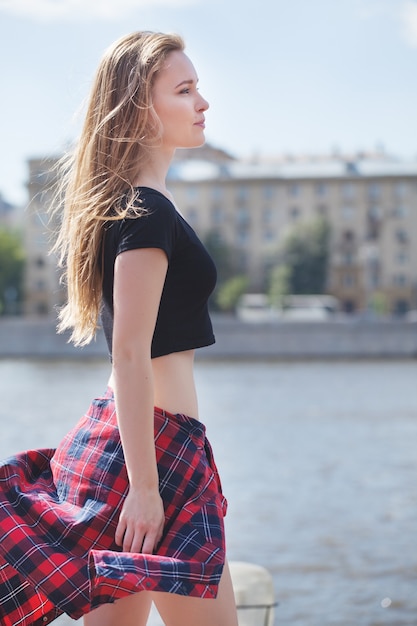 Une jeune fille en short et un sujet noir dans la ville. émotions vives, style de vie, journée ensoleillée