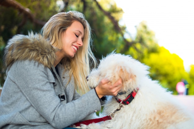 Jeune fille avec son chien dans un parc