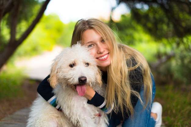 Jeune fille avec son chien dans un parc