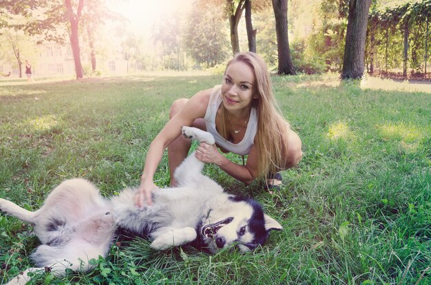 Jeune fille avec son chien dans le parc