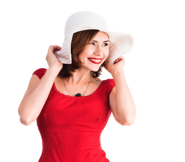 Jeune fille souriante au chapeau