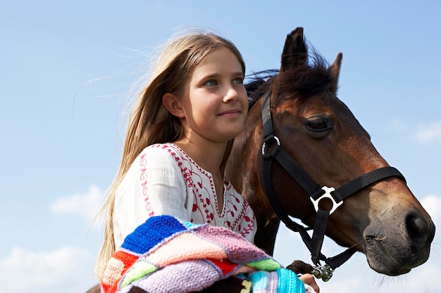 Jeune fille souriante avec cheval