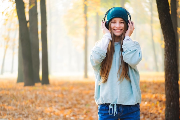 Jeune fille souriante dans les écouteurs