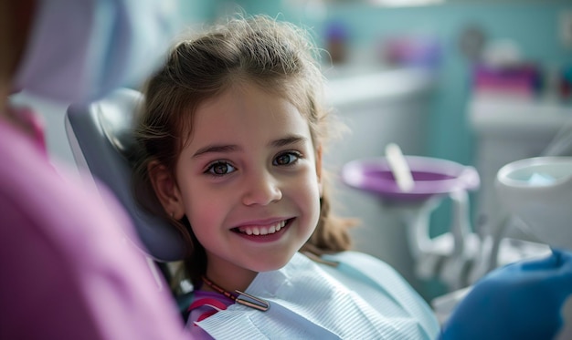 Une jeune fille souriante dans un fauteuil dentaire Examen par un dentiste