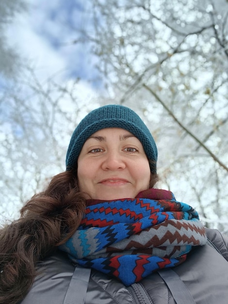 Jeune fille souriante dans le parc d'hiver