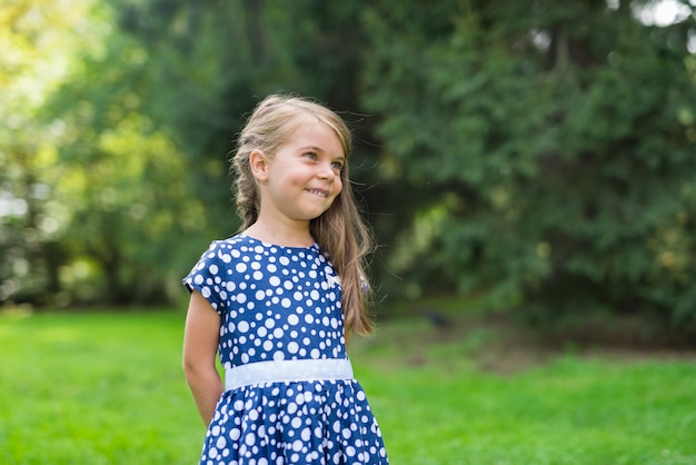 Jeune fille souriante dans un parc