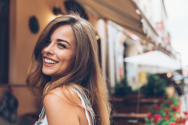 Jeune fille souriante dans la rue