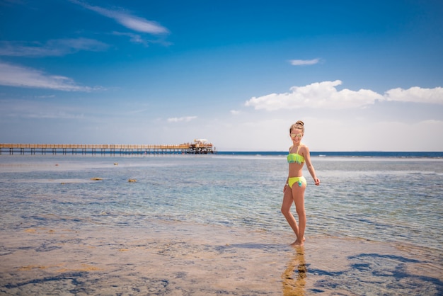 Jeune fille souriante, debout, dans, mer chaude