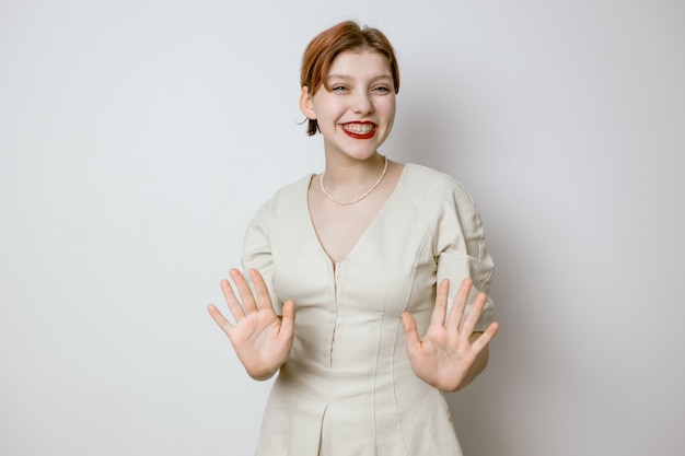 Jeune fille souriante étendant ses paumes vers l'avant