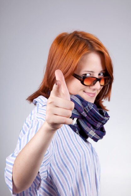 Jeune fille souriante fashion dans des verres