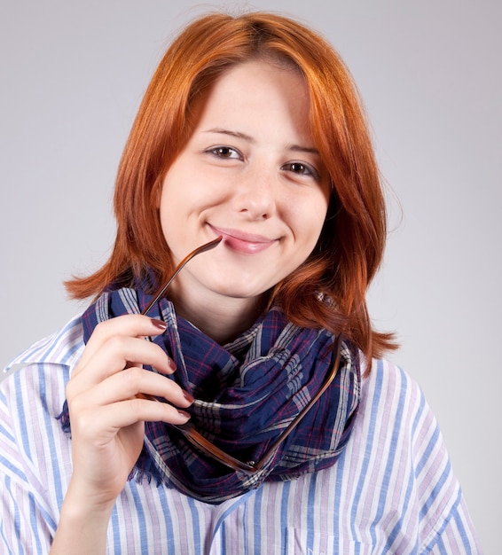 Jeune fille souriante fashion dans des verres