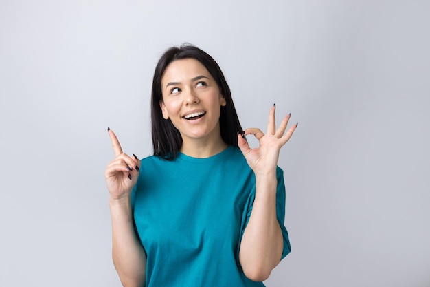 Jeune fille souriante gesticulant signe OK avec sa main