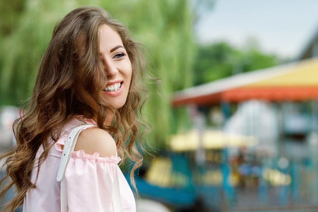 Jeune fille souriante avec de la glace